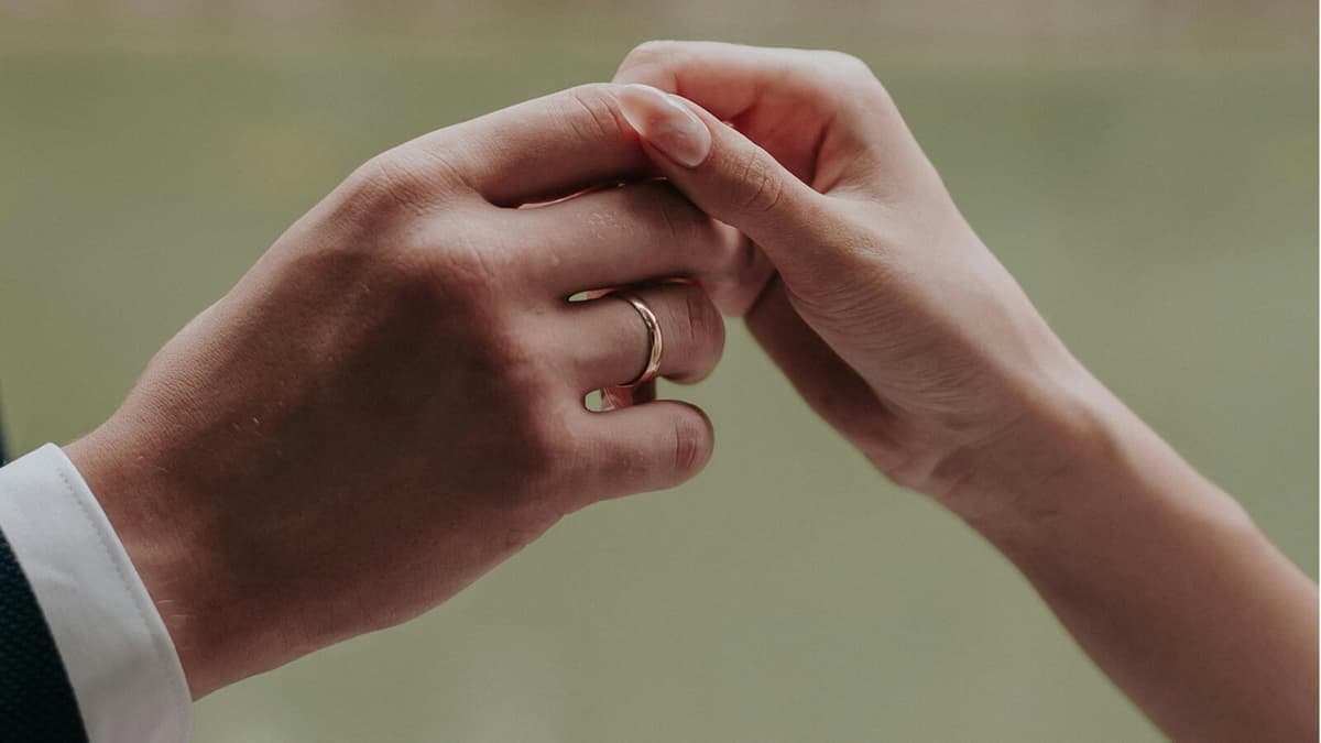 Par som håller om varandra